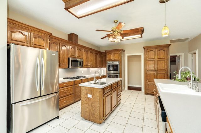 55 Mandevilla Court, Lake Jackson, TX 77566