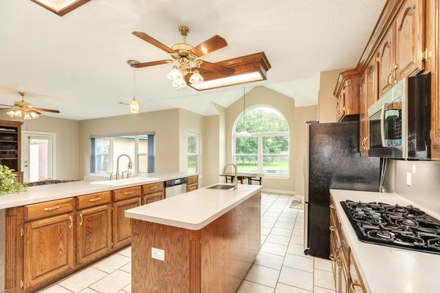 55 Mandevilla Court, Lake Jackson, TX 77566