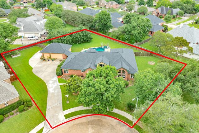 55 Mandevilla Court, Lake Jackson, TX 77566