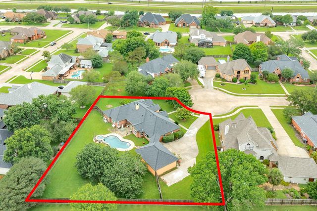 55 Mandevilla Court, Lake Jackson, TX 77566