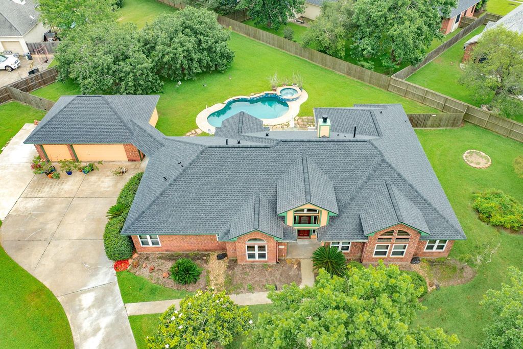 55 Mandevilla Court, Lake Jackson, TX 77566