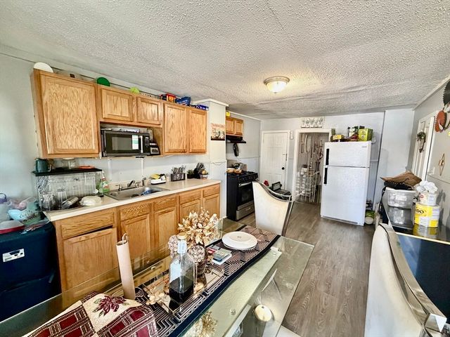 27 Loring St, Springfield, MA 01105