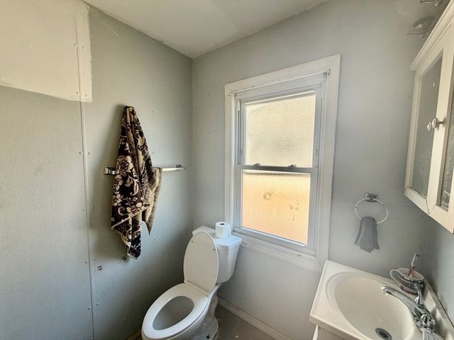 27 Loring St, Springfield, MA 01105