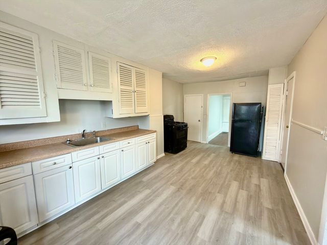 27 Loring St, Springfield, MA 01105