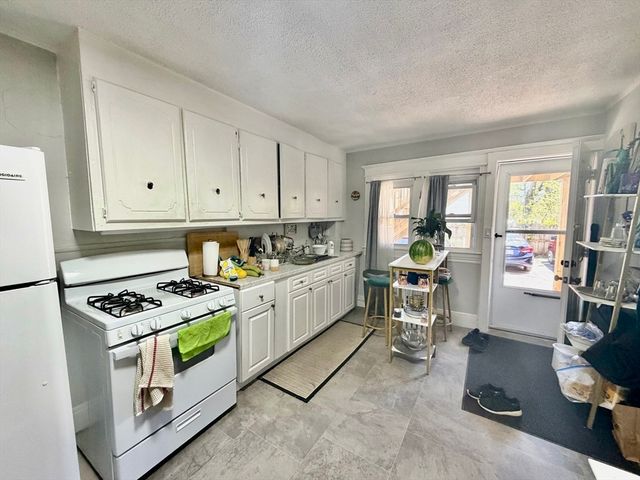 27 Loring St, Springfield, MA 01105