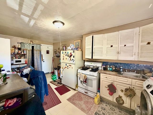 27 Loring St, Springfield, MA 01105
