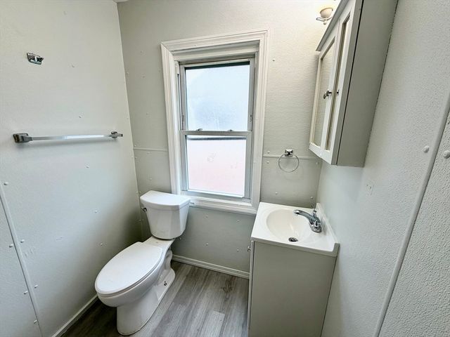 27 Loring St, Springfield, MA 01105