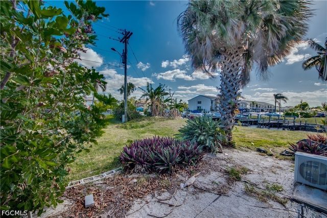 1112 SE 39th TER, Cape Coral, FL 33904