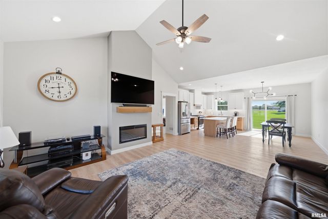 215 CYPRESS Point, Washington, IL 61571