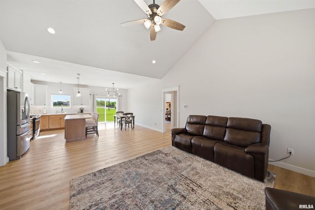 215 CYPRESS Point, Washington, IL 61571
