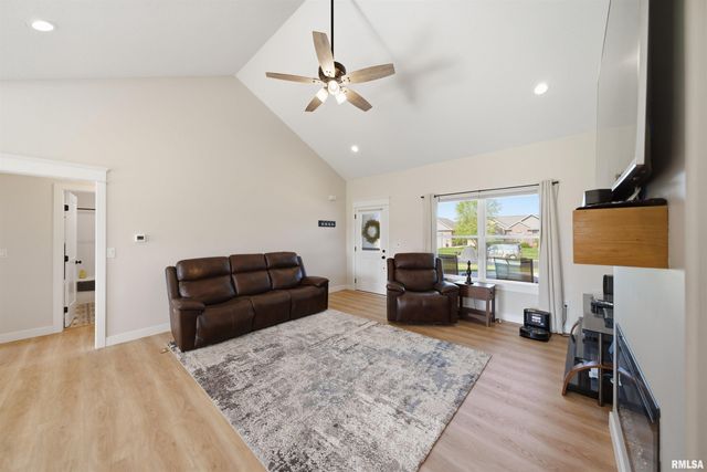 215 CYPRESS Point, Washington, IL 61571