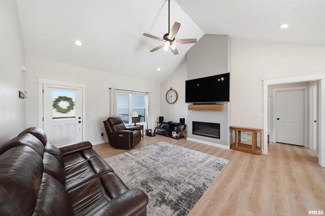 215 CYPRESS Point, Washington, IL 61571