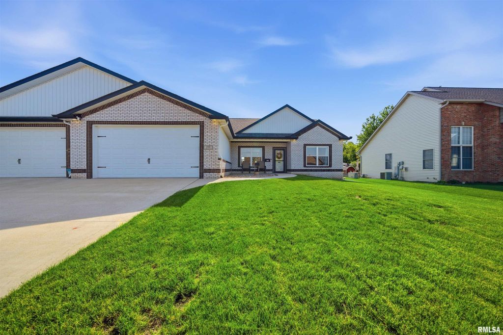 215 CYPRESS Point, Washington, IL 61571