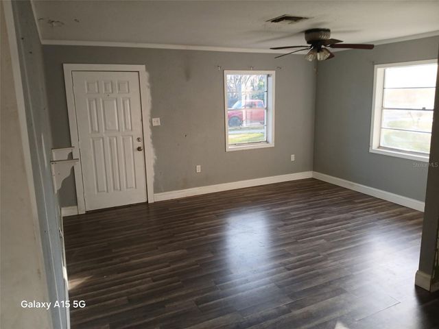 285 E LAKE STREET, Umatilla, FL 32784