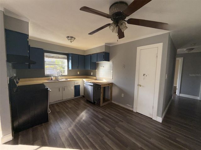 285 E LAKE STREET, Umatilla, FL 32784