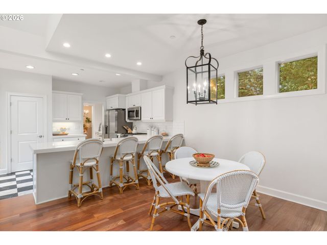 6437 Sw RALEIGHWOOD Ct, Portland, OR 97221