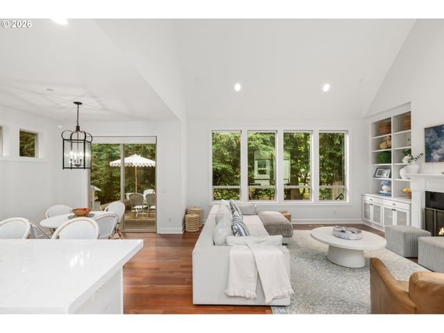 6437 Sw RALEIGHWOOD Ct, Portland, OR 97221