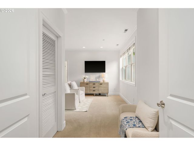 6437 Sw RALEIGHWOOD Ct, Portland, OR 97221