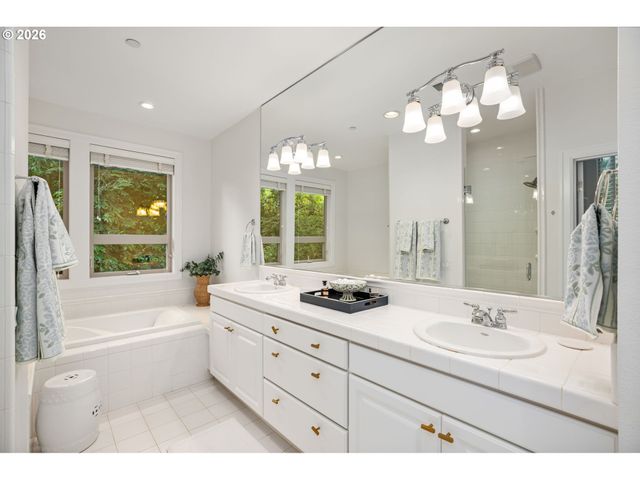 6437 Sw RALEIGHWOOD Ct, Portland, OR 97221