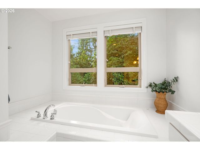 6437 Sw RALEIGHWOOD Ct, Portland, OR 97221