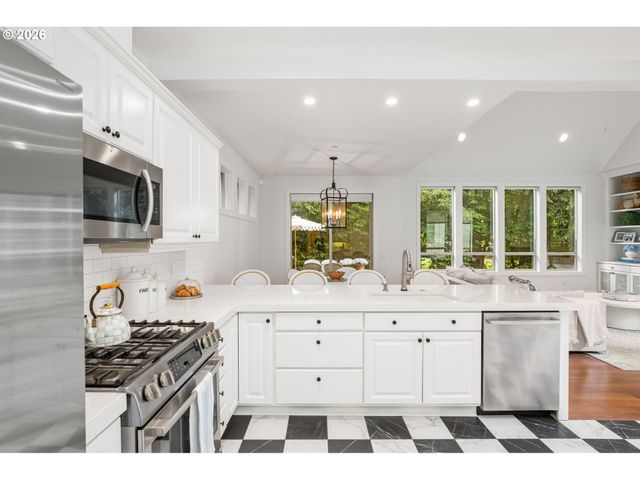 6437 Sw RALEIGHWOOD Ct, Portland, OR 97221