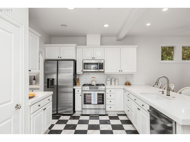 6437 Sw RALEIGHWOOD Ct, Portland, OR 97221