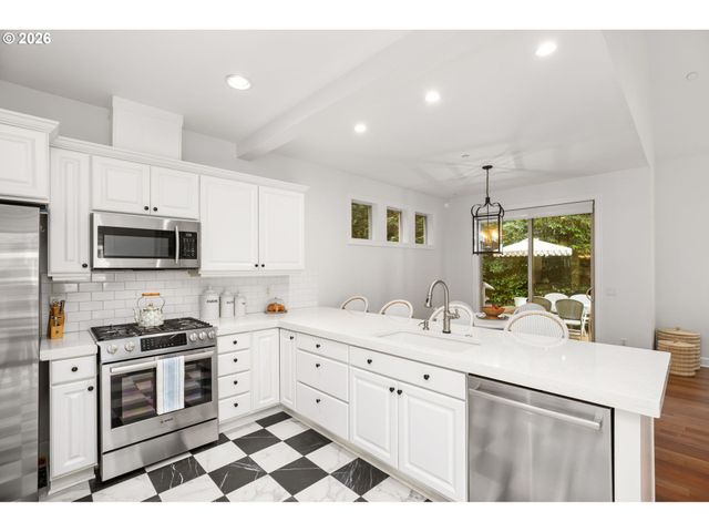 6437 Sw RALEIGHWOOD Ct, Portland, OR 97221