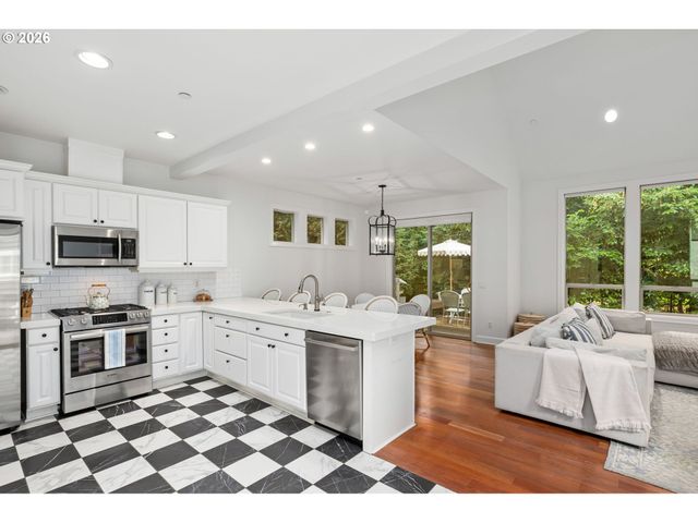 6437 Sw RALEIGHWOOD Ct, Portland, OR 97221