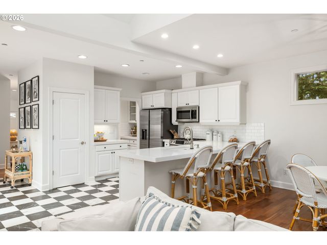 6437 Sw RALEIGHWOOD Ct, Portland, OR 97221