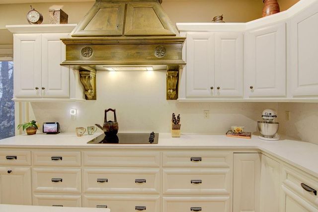 6819 Woodstock Court, Shawnee, KS 66218