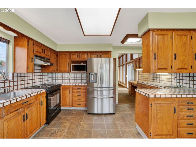 5116 Ne 41ST Ave, Portland, OR 97211