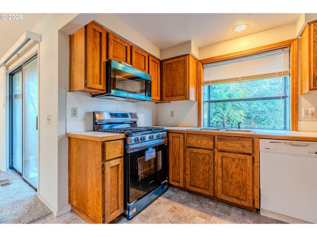 16076 Nw OAK HILLS Dr, Beaverton, OR 97006
