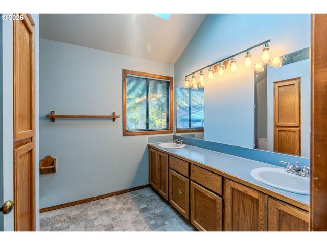 16076 Nw OAK HILLS Dr, Beaverton, OR 97006