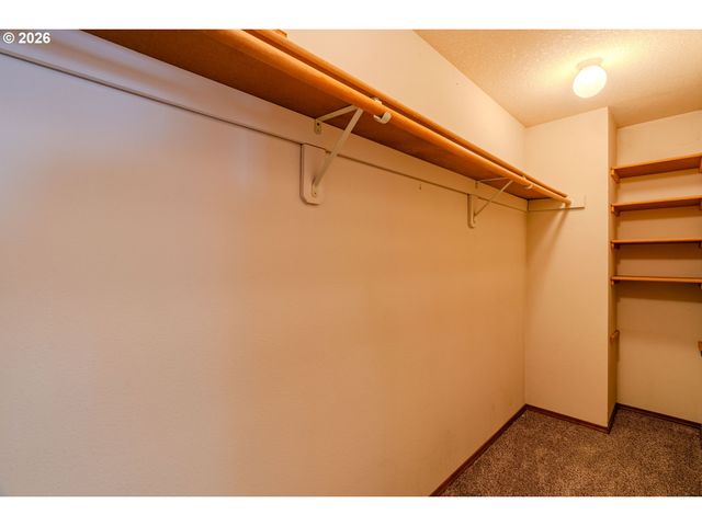 16076 Nw OAK HILLS Dr, Beaverton, OR 97006