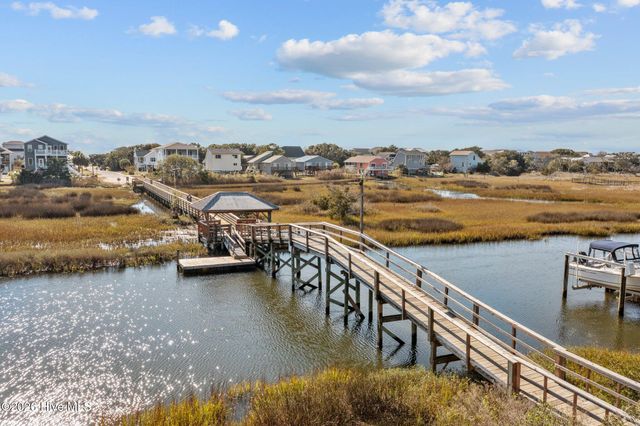 123 NE 30th Street, Oak Island, NC 28465