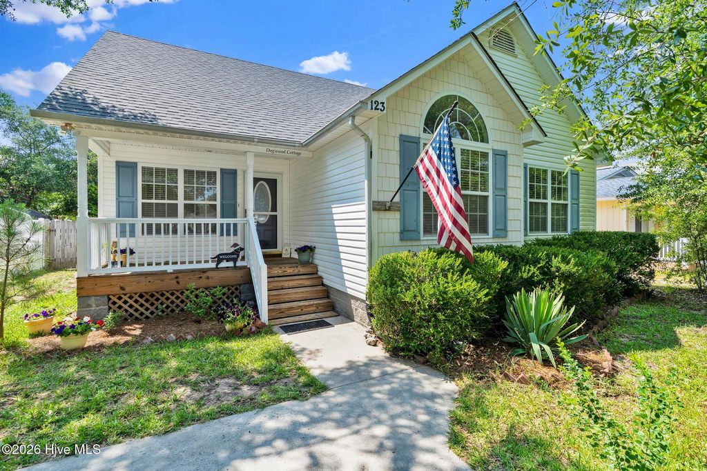 123 NE 30th Street, Oak Island, NC 28465