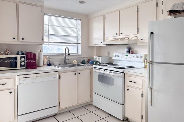 501 Blue Heron Dr 313-A, Hallandale Beach, FL 33009