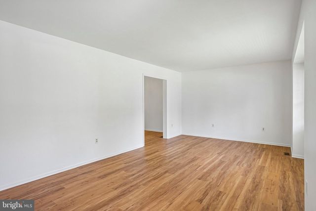 8 NEW HAVEN DR, Newark, DE 19713