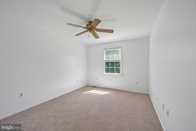 8 NEW HAVEN DR, Newark, DE 19713
