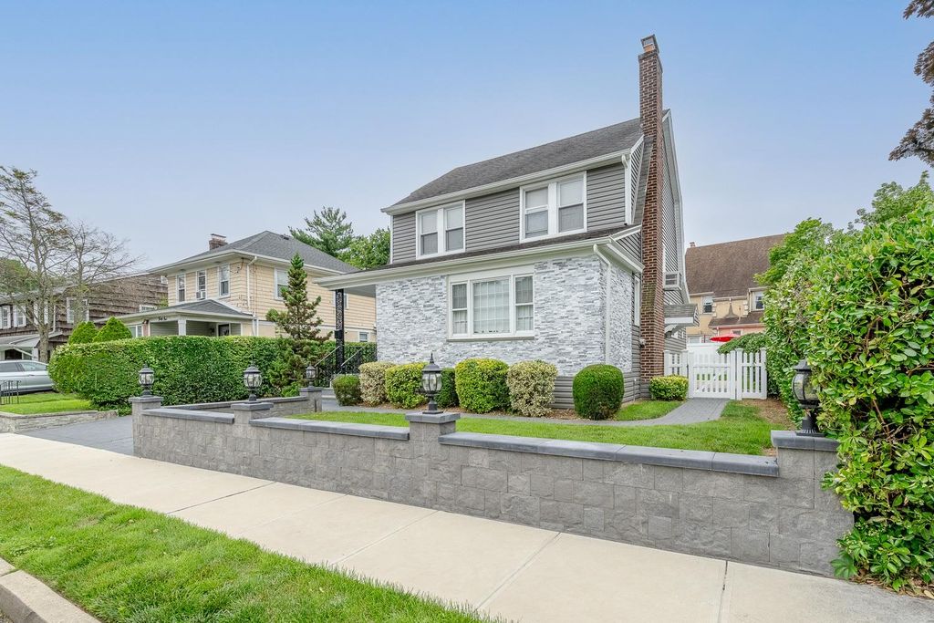 37 Keystone Place, Hewlett, NY 11557