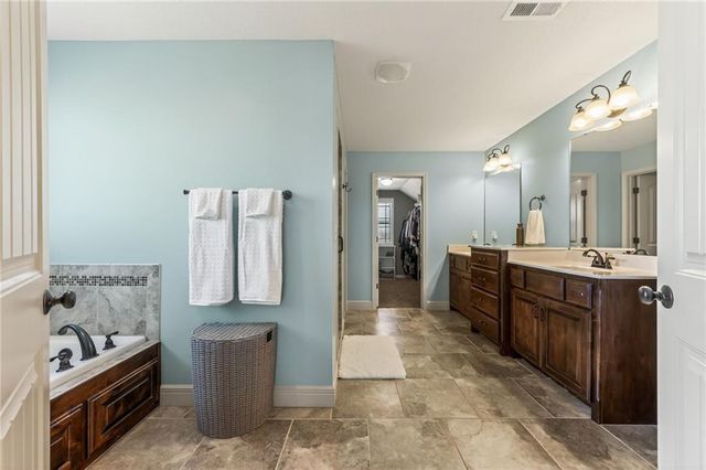 1702 Bay Court, Kearney, MO 64060