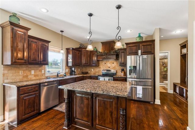 1702 Bay Court, Kearney, MO 64060