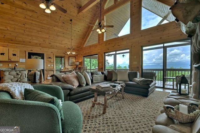 572 Sunrock Mountain Trc, Blue Ridge, GA 30513