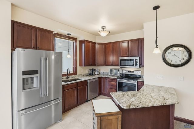 4027 FAIRWAY HILLS DR, Rapid City, SD 57702