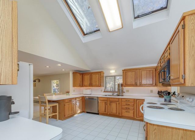 7 Hunter Drive, Derry, NH 03038