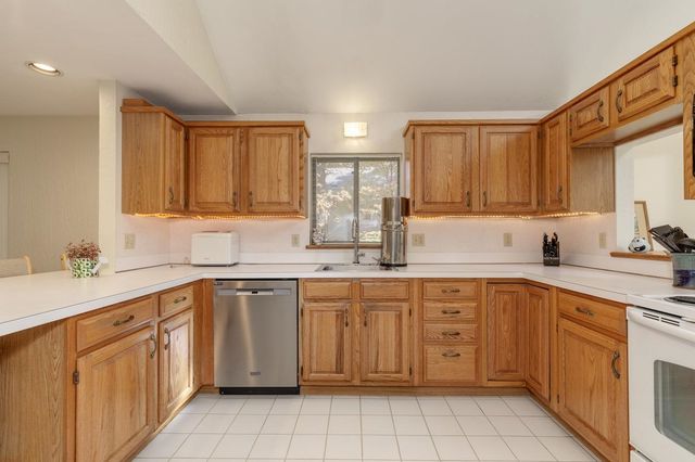 7 Hunter Drive, Derry, NH 03038