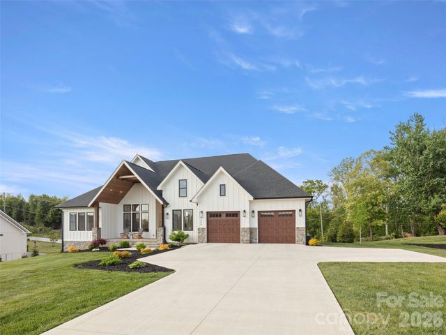 208 Majestic Ridge Road, Mills River, NC 28759