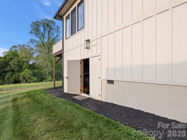 208 Majestic Ridge Road, Mills River, NC 28759