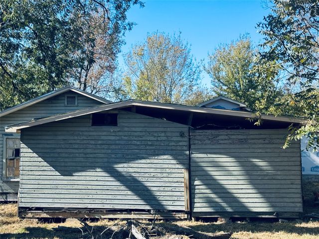 2250 W Kaufman Street, Paris, TX 75460