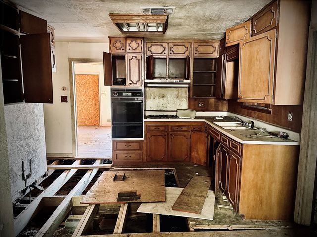 2250 W Kaufman Street, Paris, TX 75460